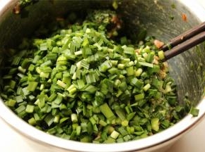 再加入山苜楂搅拌均匀，最后把韭菜放在表面。