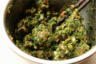 包之前拌进去韭菜末，韭菜末放的早了会出水。