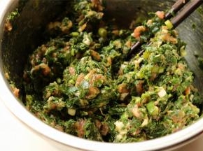 包之前拌进去韭菜末，韭菜末放的早了会出水。