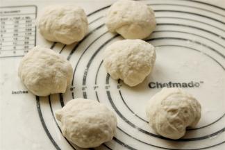 发酵好的面团揉圆，排出气体，再分成大约55克左右的面剂子，揉圆之后再醒发一会。