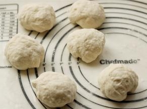 发酵好的面团揉圆，排出气体，再分成大约55克左右的面剂子，揉圆之后再醒发一会。