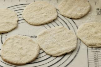 擀成厚薄均匀的饼胚，尽量边缘薄一些，因为是发面馅饼，皮太薄的话会容易露馅，所以略微厚一点。