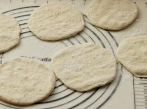 擀成厚薄均匀的饼胚，尽量边缘薄一些，因为是发面馅饼，皮太薄的话会容易露馅，所以略微厚一点。