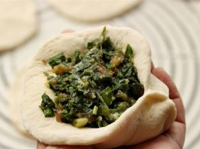 包入一勺肉馅，尽量饱满一些。就像包包子一样包起来，不需要有褶子，只要不露馅就好。