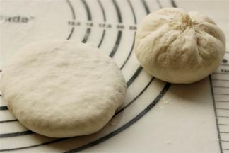 再略微按一下，按扁就可以了。把所有的饼胚都全部做成包子。