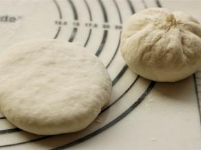 再略微按一下，按扁就可以了。把所有的饼胚都全部做成包子。