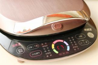 电饼铛先预热一下。这个电饼铛烤盘比较深，做馅饼不易露馅。