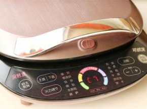 电饼铛先预热一下。这个电饼铛烤盘比较深，做馅饼不易露馅。