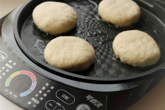 电饼铛烤盘刷一层油，上下烤盘都刷一些。放入做好的馅饼，馅饼别按的太薄，靠电饼铛把它压薄，会比较均匀，上色也好看。