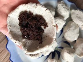 把小面团捏成窝窝，放入红糖，收口包好红糖