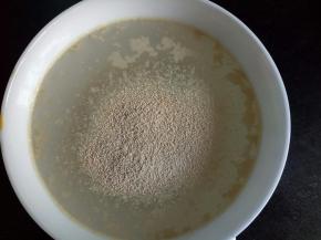 将酵母倒入水中静置2分钟
