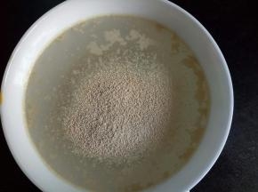 将酵母倒入水中静置2分钟
