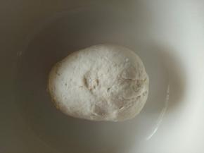 随后将化开的酵母水倒入面粉中，揉成团后静置10分钟，让面粉充分吸收水份，然后就揉啊揉揉成光滑的面团！（一定要将面团揉透）