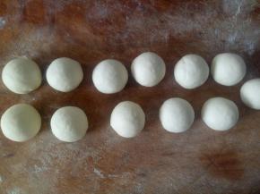 揉好的面团分成大约45克一份的面团，滚圆。我分了11份45克的，还有一个小一点的待用