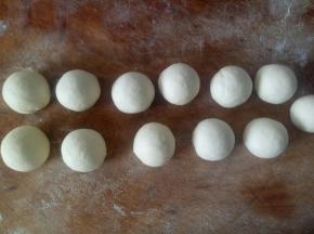 揉好的面团分成大约45克一份的面团，滚圆。我分了11份45克的，还有一个小一点的待用