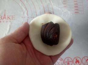 将45克的面团依次包入豆沙馅