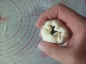 收口捏紧，收口向下滚圆作为小猪的身体