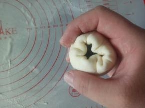 收口捏紧，收口向下滚圆作为小猪的身体