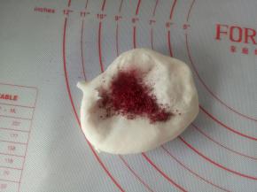 剩下的面团揉入一小撮红曲粉