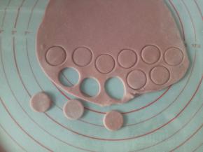 取一个中号裱花嘴压几个圆形作为小猪的鼻子