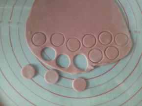 取一个中号裱花嘴压几个圆形作为小猪的鼻子