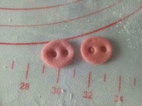 用筷子压出小猪的鼻孔