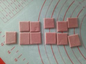 剩下的面片切几个小正方形