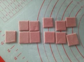 剩下的面片切几个小正方形