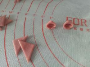 像图中这样折叠一下作为小猪的耳朵