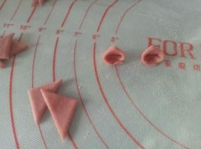 像图中这样折叠一下作为小猪的耳朵