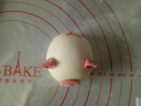 刷一点点水把它们粘到小猪的身体上