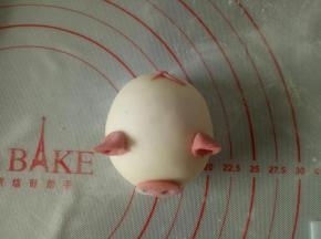 刷一点点水把它们粘到小猪的身体上