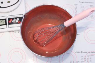 加入2克红丝绒液，拌均匀