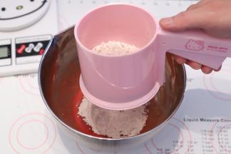 低粉和可可粉混合均匀，筛入油奶内，“Z”字型拌至无干粉