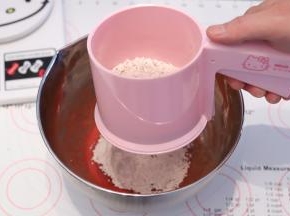 低粉和可可粉混合均匀，筛入油奶内，“Z”字型拌至无干粉