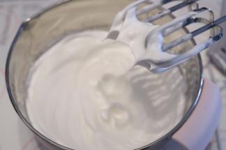 蛋清打发至粗泡，滴入几滴柠檬汁，三次将细砂糖加入蛋清内，打发至提起打蛋器蛋清呈短而小的尖角（干性发泡）