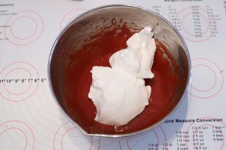 取三分之一蛋清和蛋黄糊混合，上下翻拌均匀