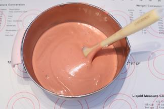 将剩余的蛋清和蛋黄糊混合，再次上下翻拌均匀