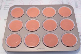 将蛋糕糊平均的倒入纸托内