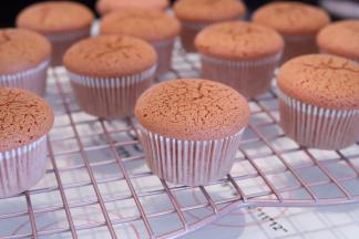 取出杯子蛋糕，放至晾架上放凉