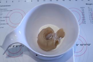 准备一个小碗，倒入白芸豆沙和淡奶油