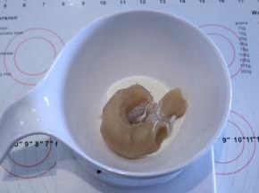 准备一个小碗，倒入白芸豆沙和淡奶油
