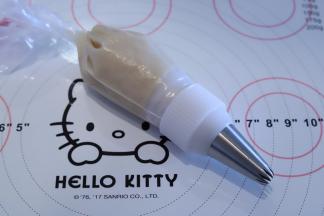 将拌好的白芸豆沙装入裱花袋内