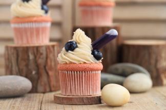 摆放上新鲜的蓝莓和蓝莓汁吸管，要吃的时候可以挤少许蓝莓汁搭配豆沙馅哦！