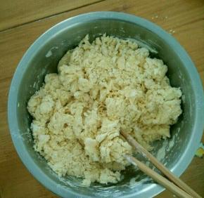 除黄油、紫薯陷、巧克力外的所有材料混合均匀，手揉至初步扩展阶段。