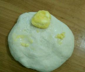 然后加入软化的黄油。