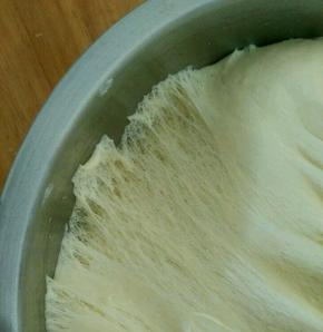 把面团揉圆，放到温暖处发酵至原来两倍大，拉开有蜂窝状，一发结束。