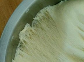 把面团揉圆，放到温暖处发酵至原来两倍大，拉开有蜂窝状，一发结束。
