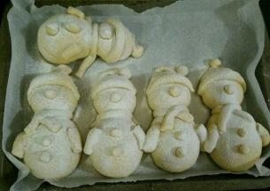 全部做好放到烤箱，选择发酵功能进行二次发酵半个小时左右。
发酵结束后拿出来撒一层面粉，然后放到预热好的烤箱，上管150度下管120度，烤20分钟左右。(烤到五分钟的时候盖上锡纸，以免上色过重)