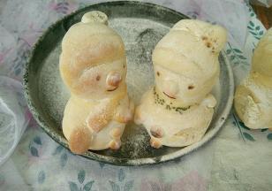 最后用巧克力隔水融化，画出娃娃的眼睛，再用点苹果皮剪出嘴巴，沾上去就可以了。
虽然做的不是特别像，不过儿子一眼就能看出来是圣诞娃娃，证明也不错了。